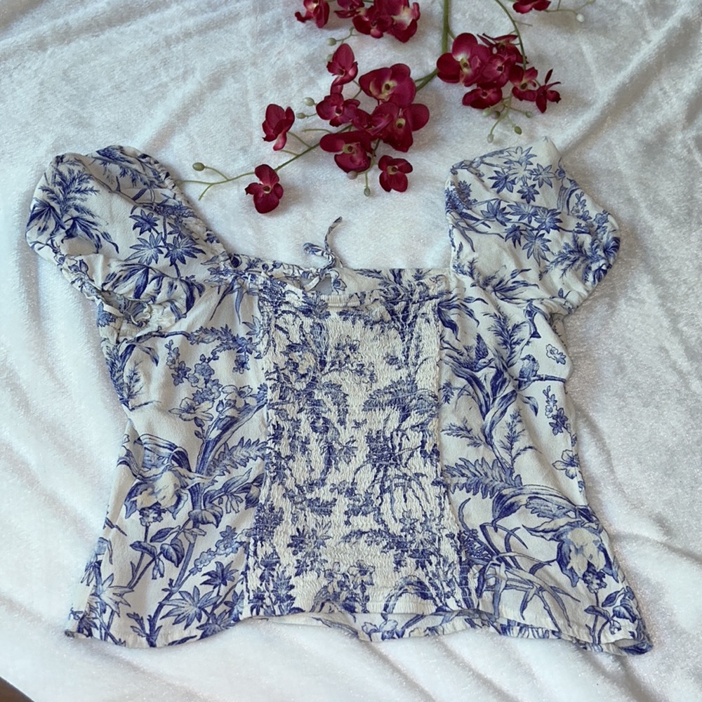 Beautiful blouse - Picture 2 of 3